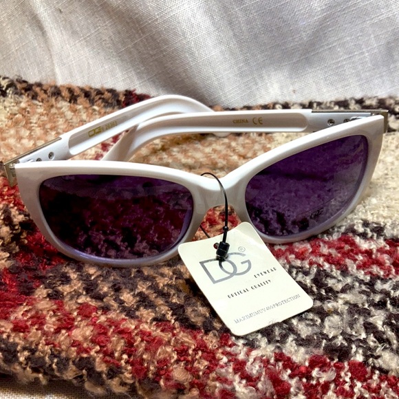 NWT DG White Framed Ladies Sunglasses - Picture 2 of 14